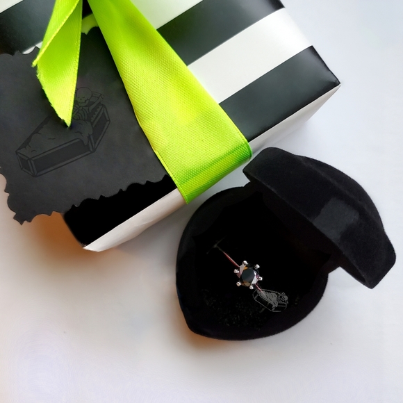 Poshmark won't let me delete this? 🫤 - Picture 8 of 12